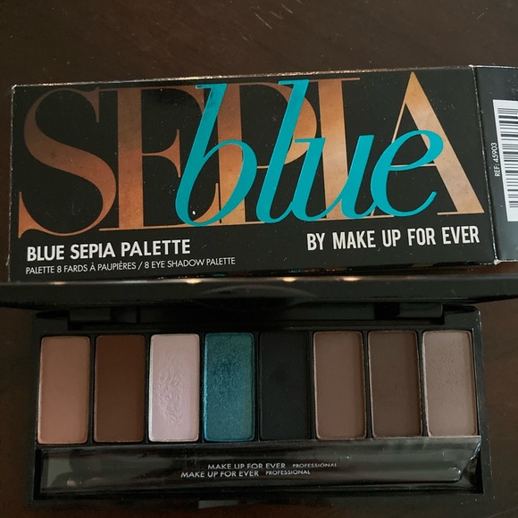 Make up forever eyeshadow palette. - Picture 1 of 2